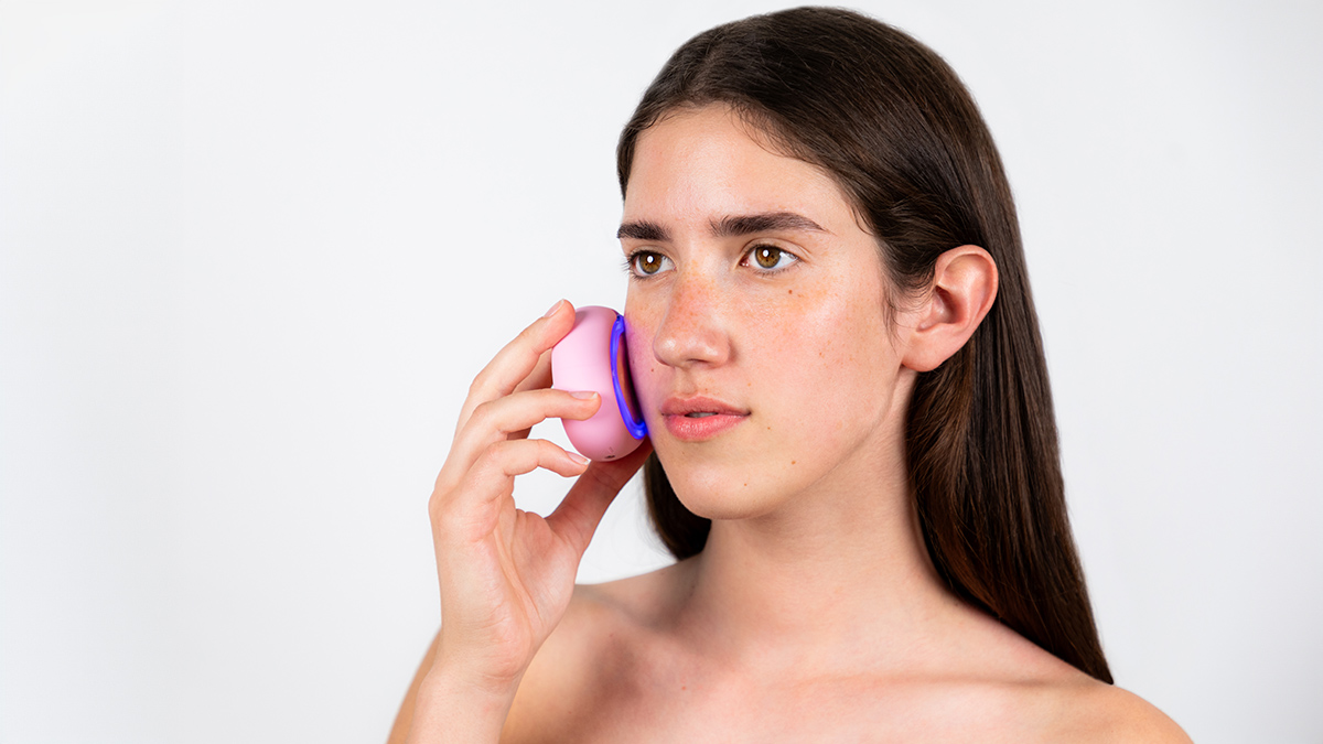 Model using FOREO UFO™ 2 device on her face